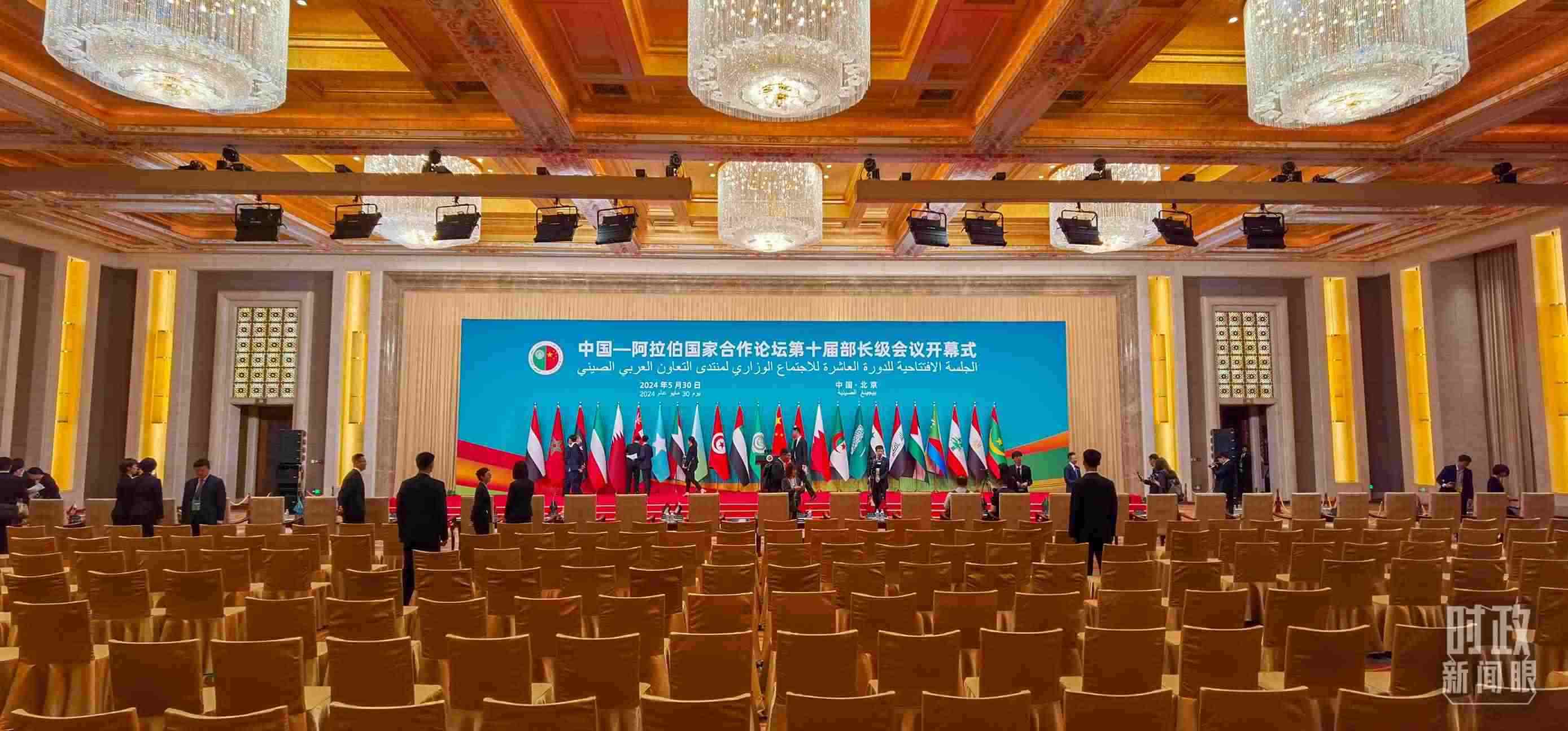 △會(huì)議開始前，現(xiàn)場正在進(jìn)行各項(xiàng)準(zhǔn)備工作。（總臺(tái)央視記者郭鴻拍攝）