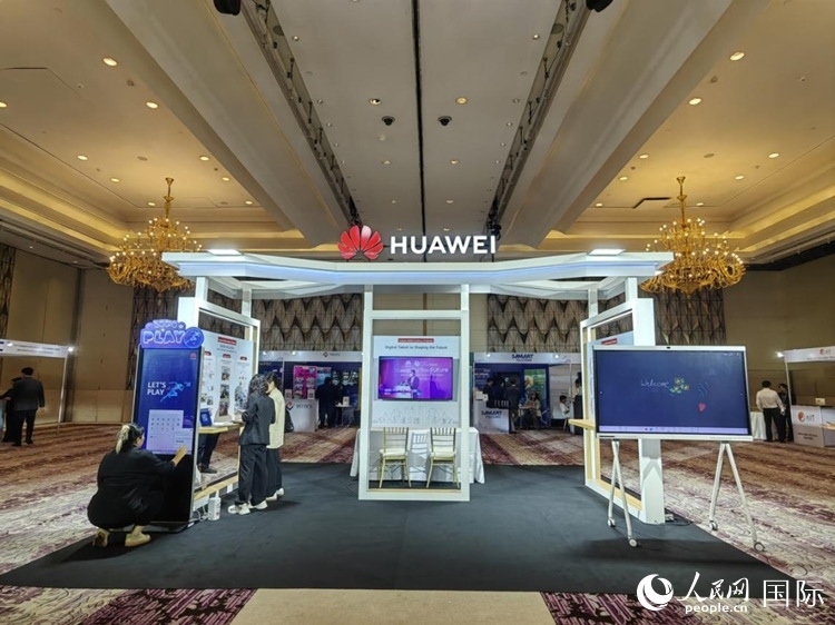 峰會現(xiàn)場，由泰國政府、中泰高校和客戶伙伴搭建的人才雙選會和伙伴展臺開放。人民網(wǎng)記者 楊一攝