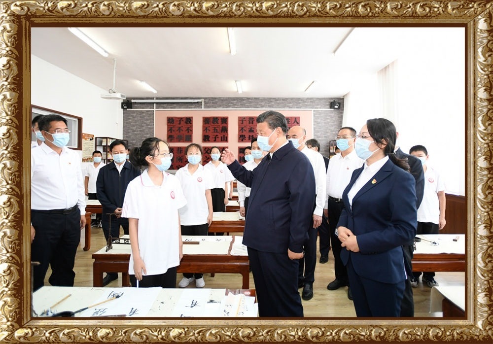 2021年9月13日至14日，習近平總書記在陜西省榆林市考察。14日上午，習近平在綏德實驗中學(xué)考察時，同正在練習書法的學(xué)生親切交流。