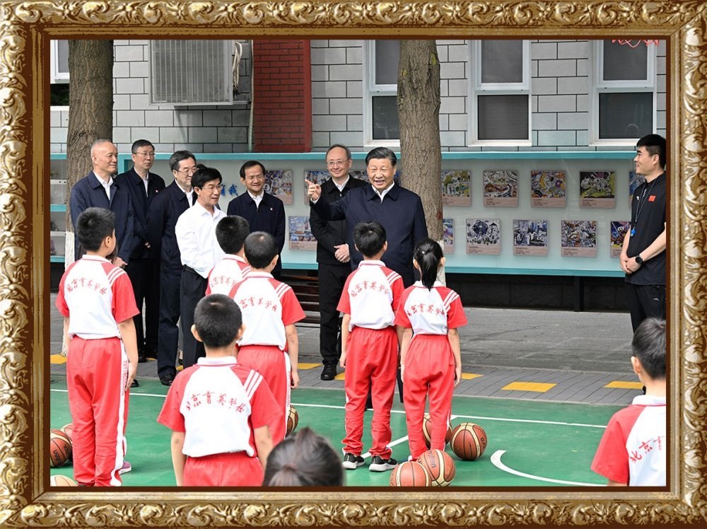2023年5月31日上午，習近平總書記來到北京育英學(xué)?？赐繂枎熒?，在籃球場同正在上體育課的小學(xué)生們親切交流。習近平親切地說：“現(xiàn)在生活條件好了，孩子們不是要吃得胖胖的，而是要長得壯壯的、練得棒棒的?！? width=