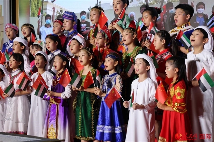 活動上，身著中阿傳統(tǒng)服飾的孩子們共唱歌曲，表達對美好未來的向往。人民網記者 張志文攝