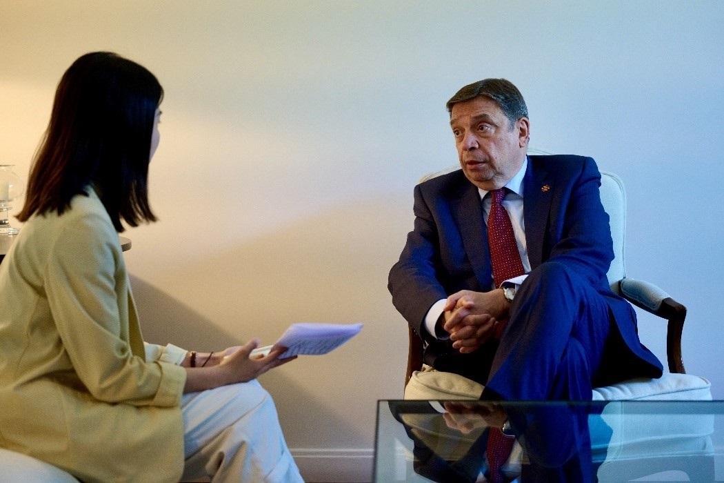 西班牙農(nóng)業(yè)、漁業(yè)和食品大臣普拉納斯接受人民網(wǎng)專訪。西班牙駐華大使館供圖