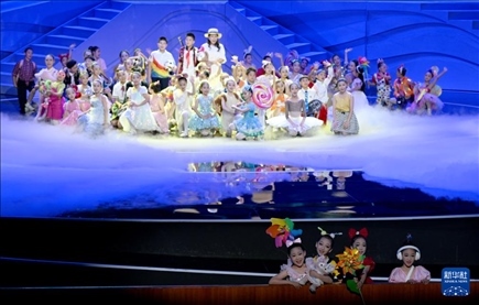 6月1日，演員在“我和祖國一起成長”主題演出活動中表演。新華社記者 金良快 攝