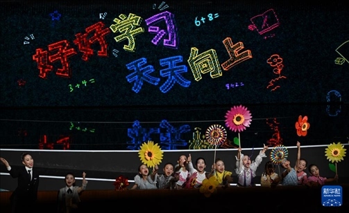 6月1日，演員在“我和祖國一起成長”主題演出活動中表演。新華社記者 金良快 攝