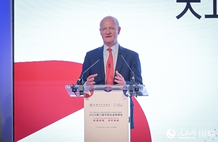 英國(guó)前負(fù)責(zé)大學(xué)與科研事務(wù)的國(guó)務(wù)大臣、英國(guó)皇家學(xué)會(huì)院士大衛(wèi)·威利茨致辭。人民網(wǎng) 郭錦標(biāo)攝