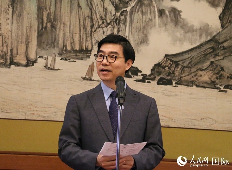 中國駐日本大使館施泳公使致辭。人民網(wǎng) 許可攝