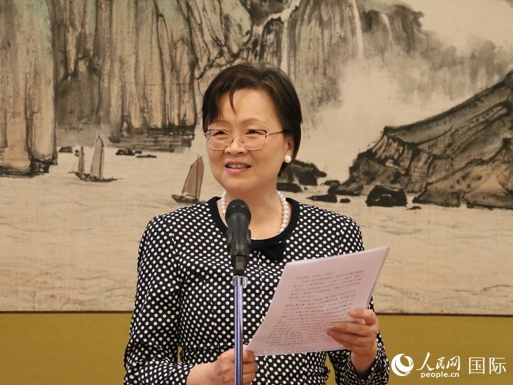 大使夫人丁玥致辭。人民網(wǎng) 許可攝