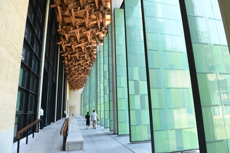 2022年7月23日，杭州國家版本館屋頂?shù)哪緲?gòu)和青瓷門扇相映成趣。