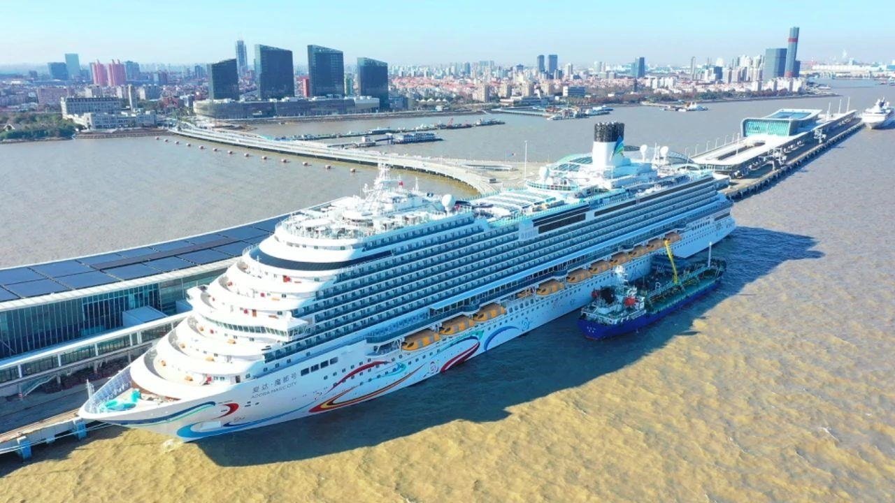 △2024年1月1日，國產(chǎn)首艘大型郵輪“愛達·魔都號”從上海吳淞口國際郵輪港開啟商業(yè)首航。