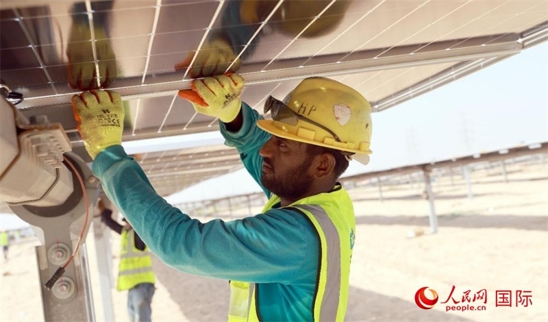 工人正在安裝光伏面板。人民網(wǎng)記者 管克江攝