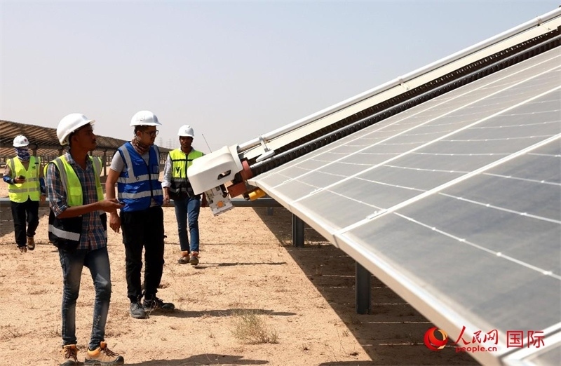 工作人員在測(cè)試自動(dòng)清掃機(jī)器人。人民網(wǎng)記者管克江攝