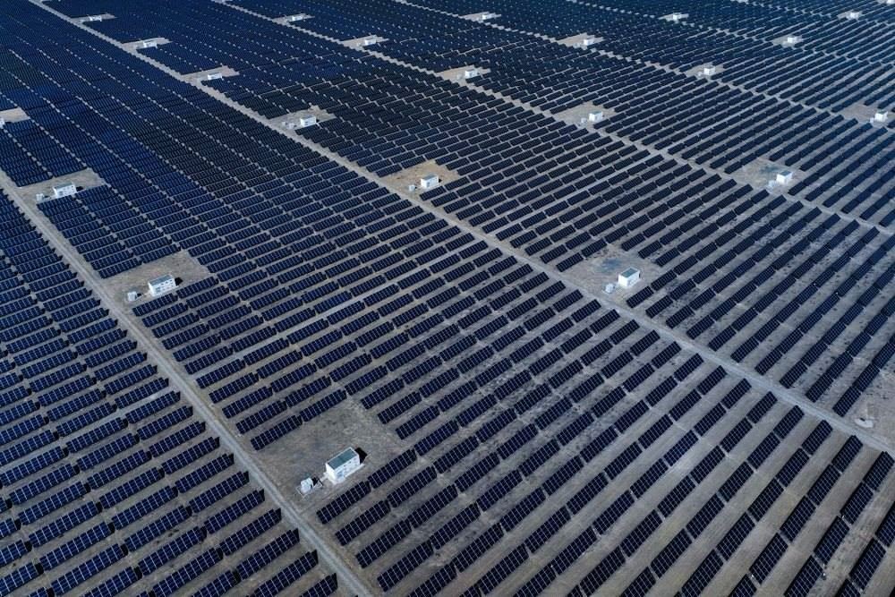 這是2024年4月15日在青海省海南藏族自治州共和縣塔拉灘綠色產(chǎn)業(yè)發(fā)展園區(qū)拍攝的光伏電站。新華社記者 張龍 攝