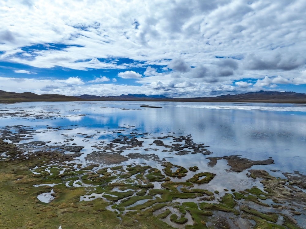 這是2024年5月26日在長(zhǎng)江源頭地區(qū)拍攝的班德湖一角（無(wú)人機(jī)照片）。新華社記者 張龍 攝