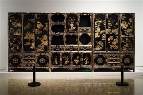 2023年7月9日，北京，中國工藝美術(shù)館·中國非物質(zhì)文化遺產(chǎn)館，“山西特色專業(yè)鎮(zhèn)·平遙非遺雙寶中華行”展覽展出的推光漆器作品。