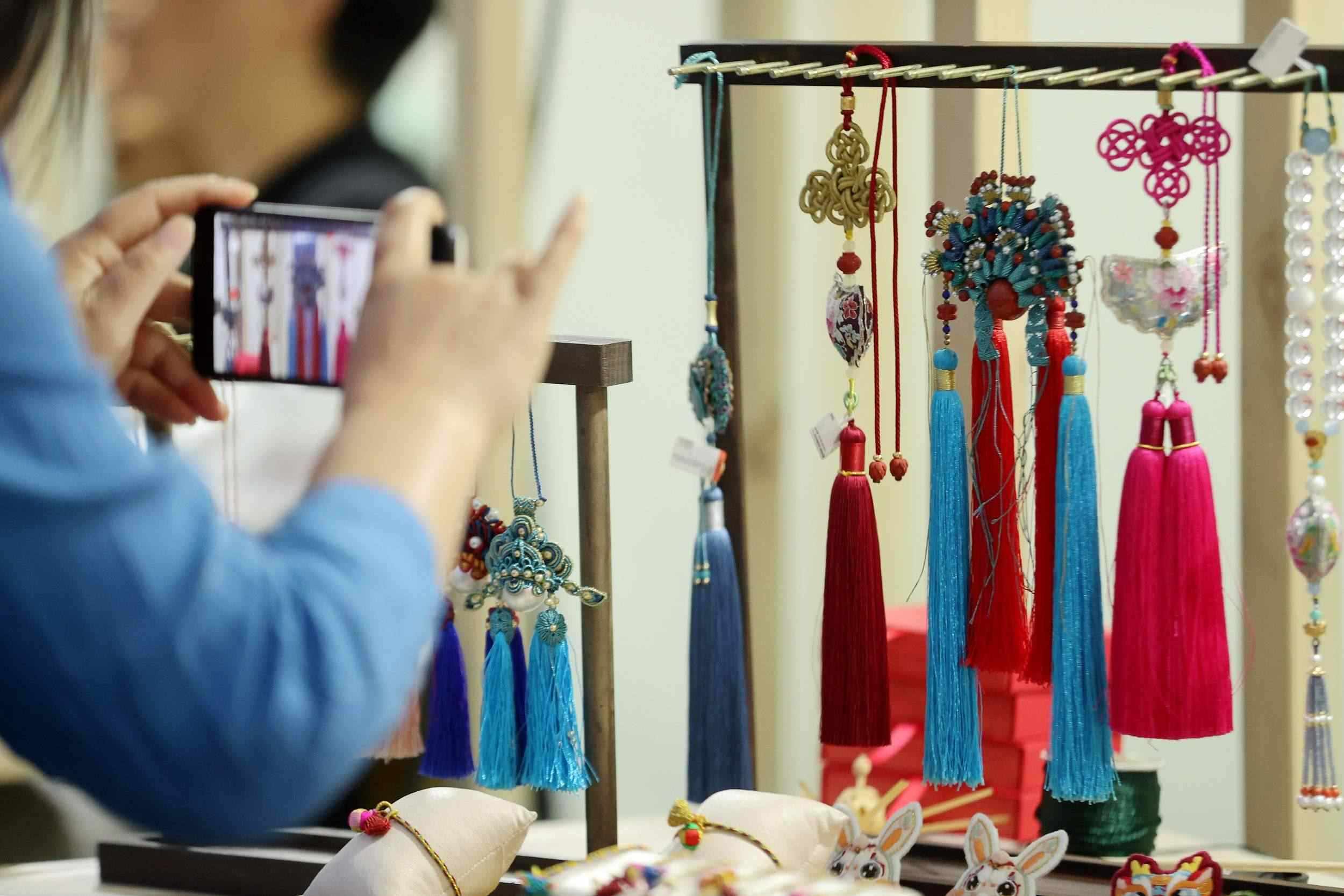 浙江湖州：多彩非遺文化展迎接文化和自然遺產(chǎn)日（圖片來(lái)源：視覺(jué)中國(guó)）