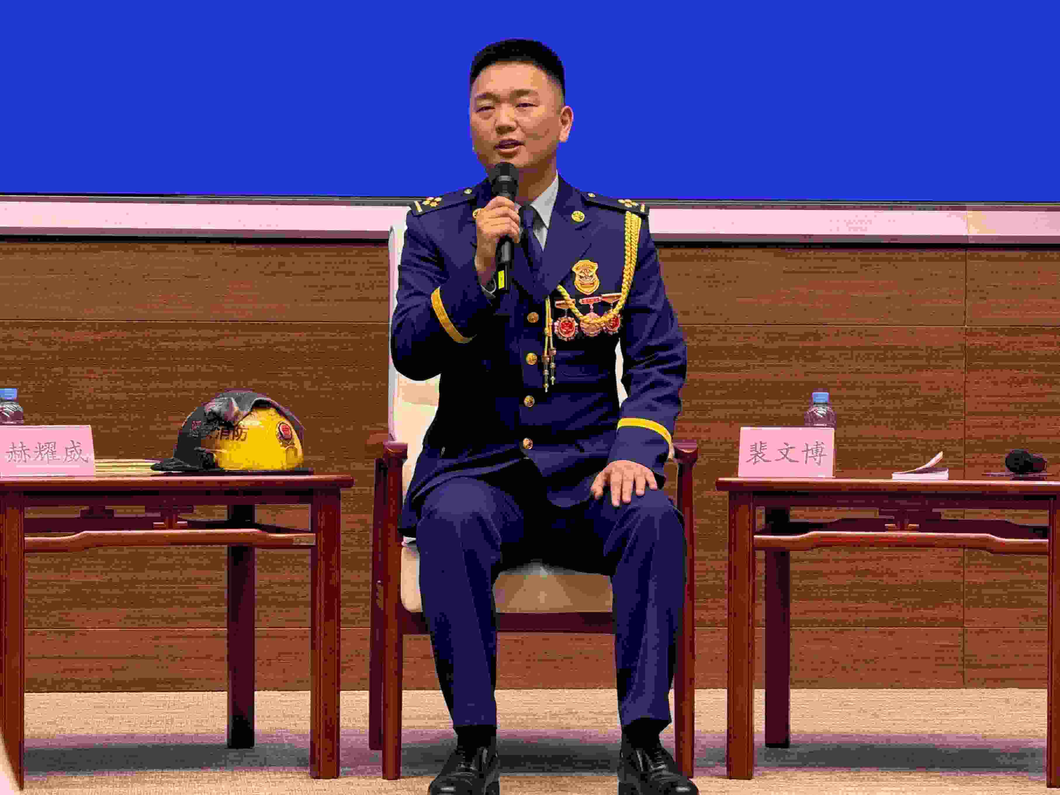 寶塔消防救援站政治指導(dǎo)員裴文博在回答記者提問(wèn)。人民網(wǎng)記者 郝萍攝