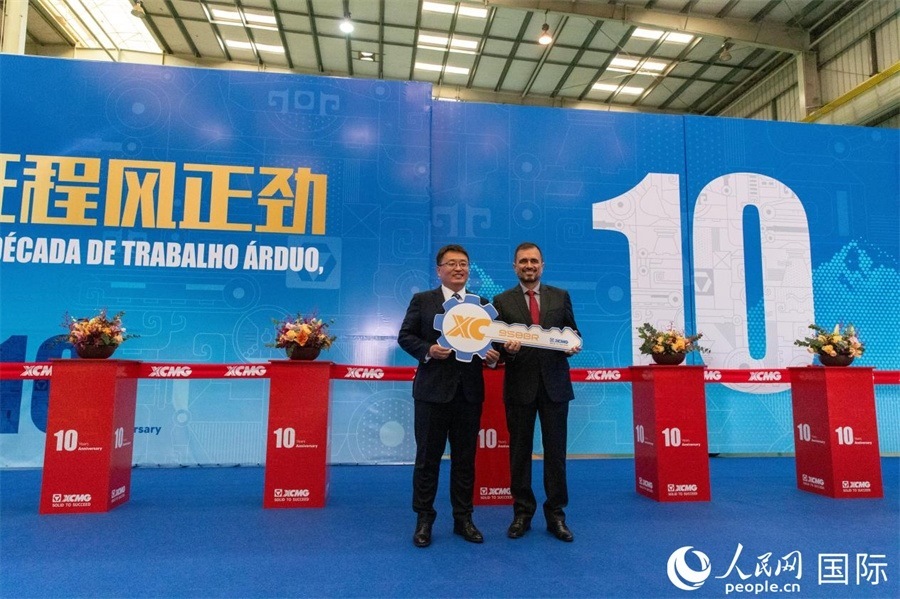 儀式上，徐工巴西制造總經(jīng)理李寒光將第23456臺產(chǎn)品鑰匙交付給客戶巴西Simak公司首席執(zhí)行官安德森·阿布魯手中。 人民日報社拉美中心分社 威廉·科埃略·維亞納攝