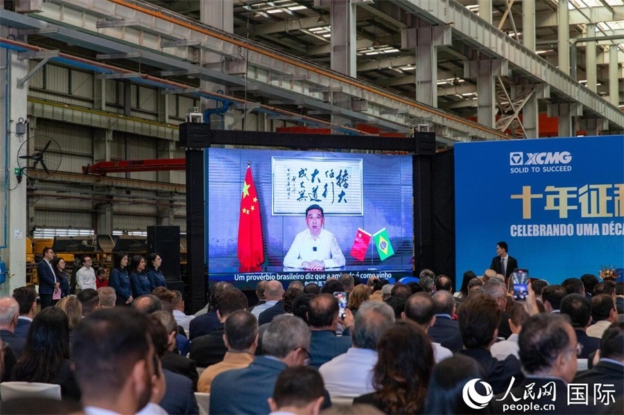 徐工集團(tuán)、徐工機械董事長楊東升在視頻致辭中表示，徐工作為中國工程機械的排頭兵，堅定不移實施國際化主戰(zhàn)略，投資運營的徐工巴西制造基地成為見證中巴友誼的標(biāo)桿示范。 人民日報社拉美中心分社 威廉·科埃略·維亞納攝