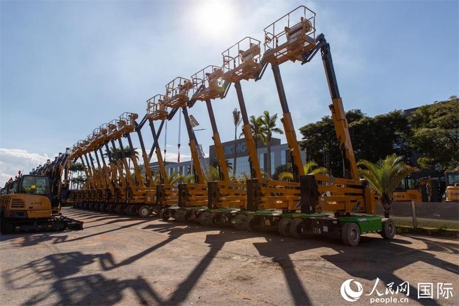 在徐工巴西制造生產(chǎn)基地，一批完成生產(chǎn)的設(shè)備正準(zhǔn)備交付客戶。 人民日報社拉美中心分社 威廉·科埃略·維亞納攝