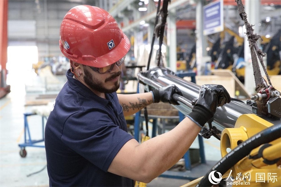 一名徐工巴西制造基地的當(dāng)?shù)貑T工正在進(jìn)行設(shè)備安裝和調(diào)試。 人民日報社拉美中心分社 威廉·科埃略·維亞納攝