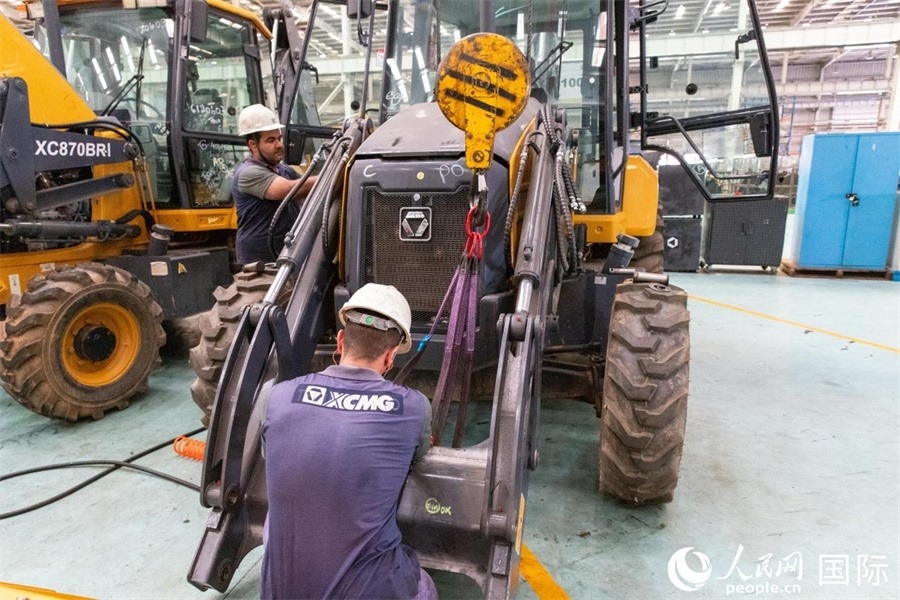 兩名徐工巴西制造基地的當(dāng)?shù)貑T工正在進(jìn)行設(shè)備安裝和調(diào)試。 人民日報社拉美中心分社 威廉·科埃略·維亞納攝