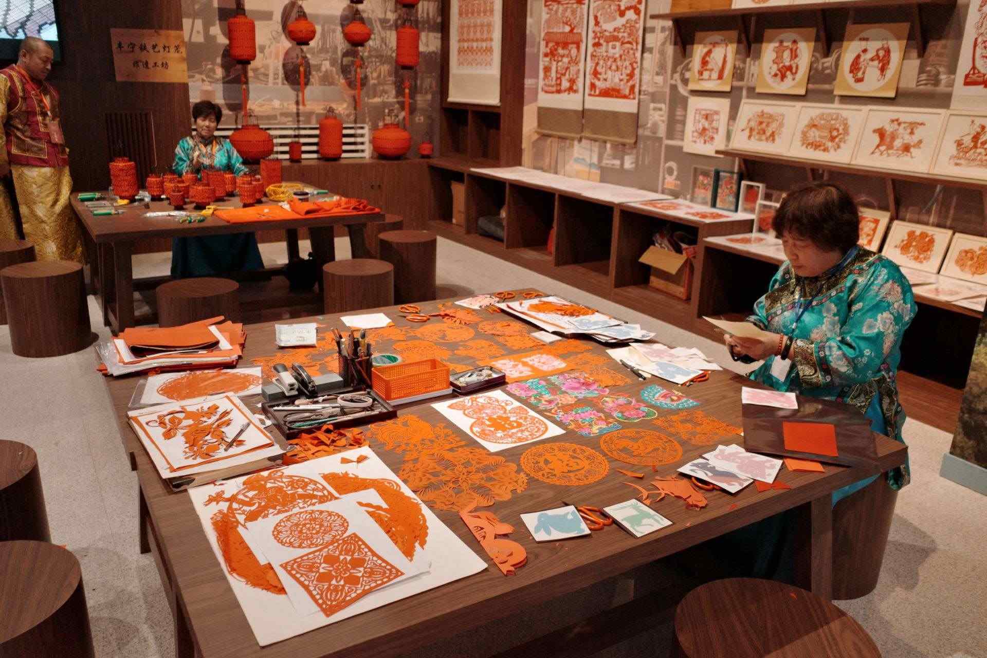 “氣象萬千——中國非遺保護(hù)實(shí)踐主題展”上，非遺傳承人現(xiàn)場展示。人民網(wǎng)記者 劉微攝