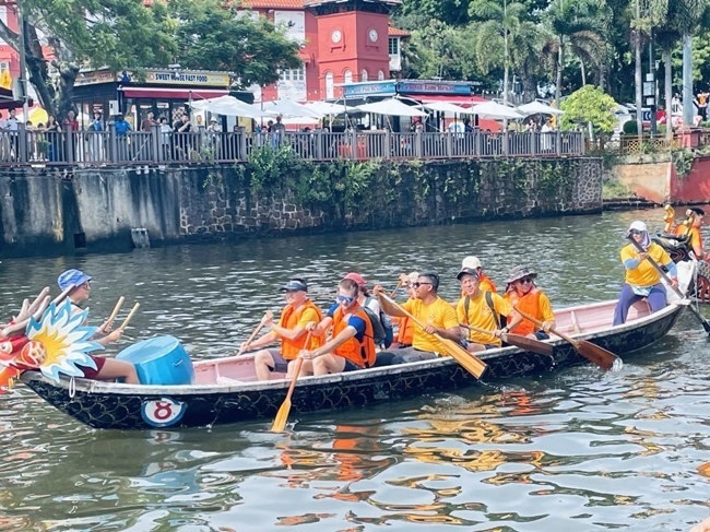 多元種族共同奮輯前進，體驗在馬六甲河劃龍舟，引來大批游客駐足圍觀。組委會供圖