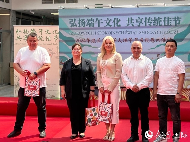 向波蘭友人發(fā)放端午節(jié)慰問品。人民網(wǎng)記者 李增偉攝