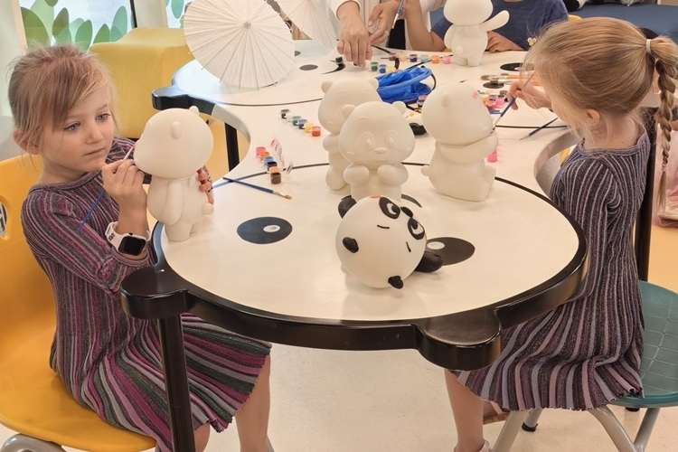 卡塔爾當(dāng)?shù)貎和瘏⑴c彩繪熊貓活動(dòng)。四川省文旅廳供圖