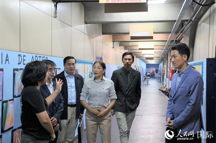 中國(guó)駐里約總領(lǐng)館商務(wù)參贊敬艷輝（右一）等嘉賓在里約孔院中方院長(zhǎng)孫艷萍（左一）帶領(lǐng)下，參觀薩繆爾·韋納公立學(xué)校的中文教室，了解該校中文教學(xué)軟硬件設(shè)施。人民網(wǎng)記者 時(shí)元皓攝