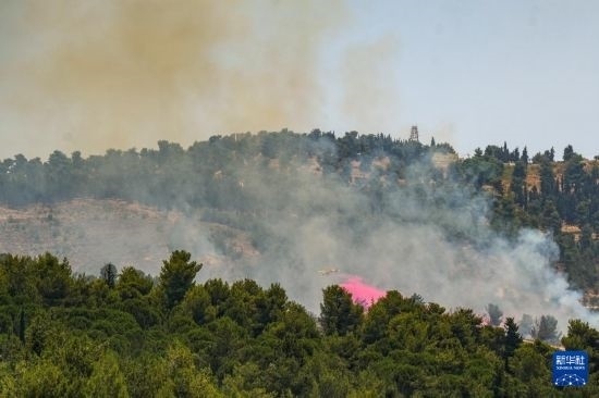 6月12日，以色列北部加利利地區(qū)遭受火箭彈襲擊后冒出滾滾濃煙。新華社發(fā)（阿亞爾·馬戈林攝/基尼圖片社）