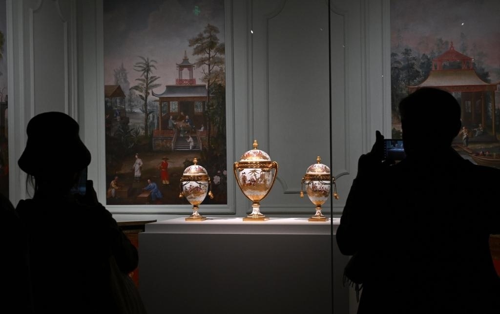 4月1日，觀眾在北京故宮參觀“紫禁城與凡爾賽宮——17、18世紀的中法交往”展覽。新華社記者金良快攝