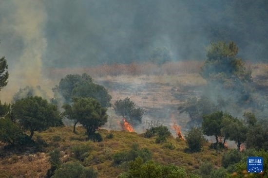 6月12日，以色列北部加利利地區(qū)遭受火箭彈襲擊后冒出滾滾濃煙。新華社發(fā)（阿亞爾·馬戈林攝/基尼圖片社）