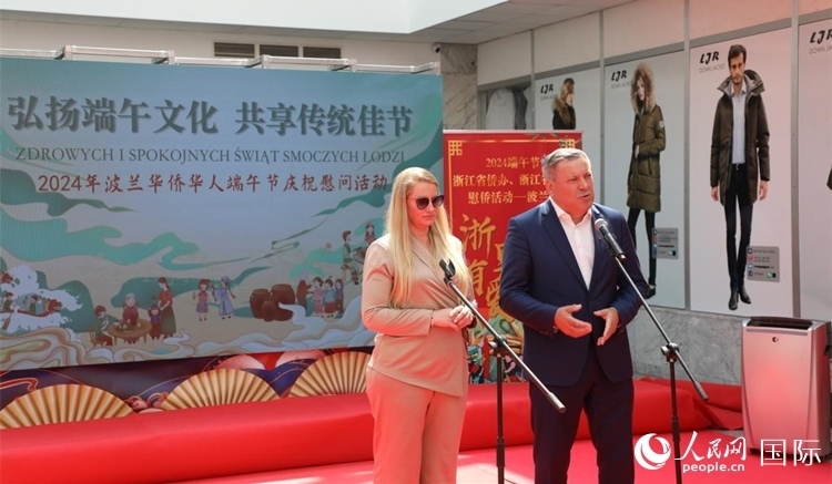 皮耶霍欽斯基（右）在活動上致辭。人民網(wǎng)記者 李增偉攝