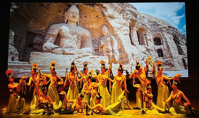 展演現(xiàn)場，同學(xué)們在表演節(jié)目《云岡飛天印象》。校方供圖