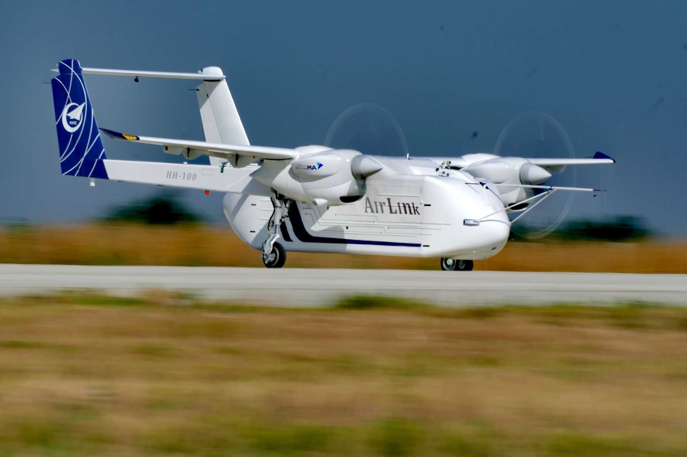 △2024年6月12日，HH-100航空商用無人運(yùn)輸系統(tǒng)驗(yàn)證機(jī)在西安藍(lán)田通用機(jī)場(chǎng)首飛成功。
