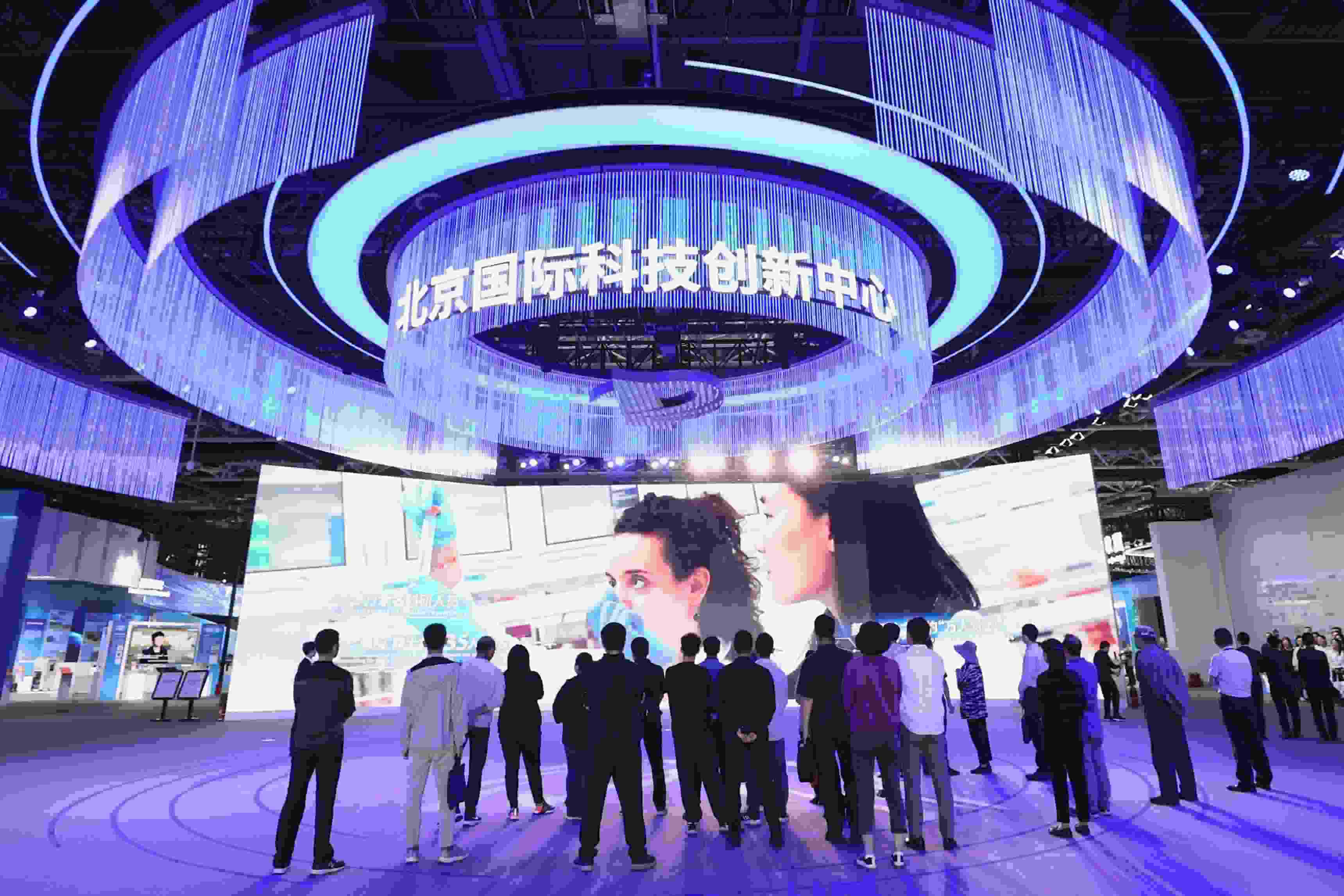 △2024年5月11日，觀眾在中關(guān)村展示中心觀看科技創(chuàng)新宣傳片。