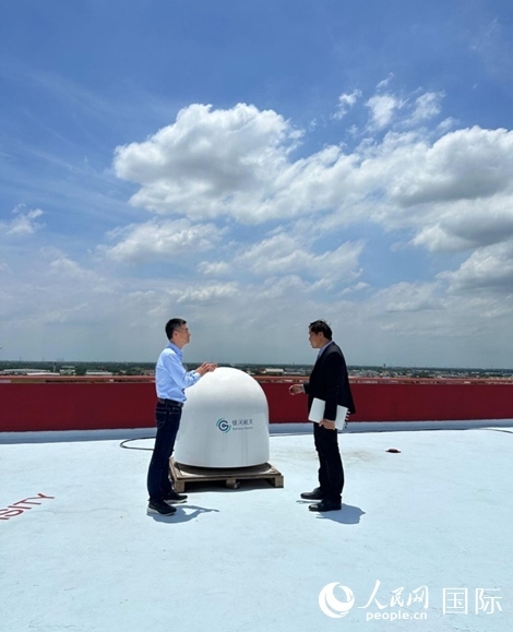 中泰兩國技術(shù)人員交流低軌寬帶衛(wèi)星互聯(lián)網(wǎng)運(yùn)行情況。人民網(wǎng)記者 簡(jiǎn)承淵攝