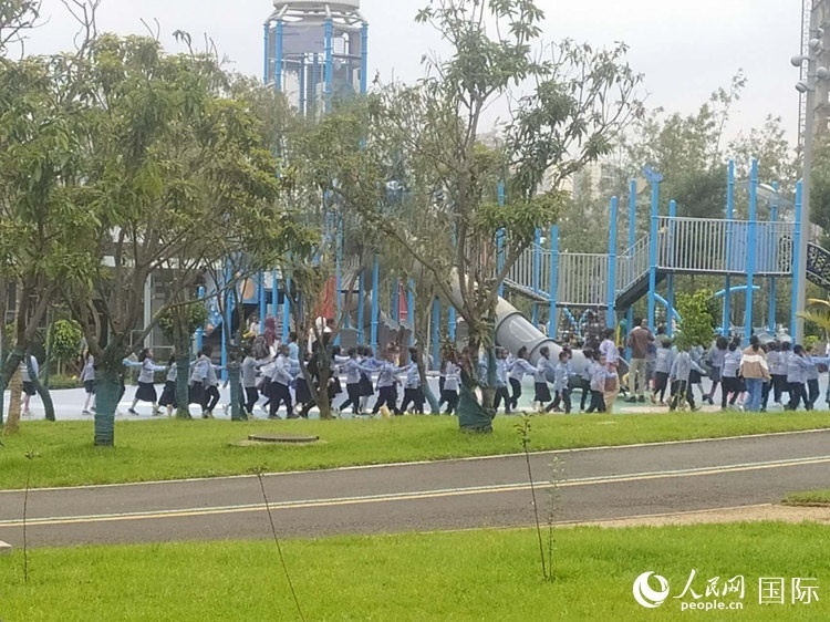 當(dāng)?shù)貎和诠珗@做游戲。人民網(wǎng)記者 黃培昭攝