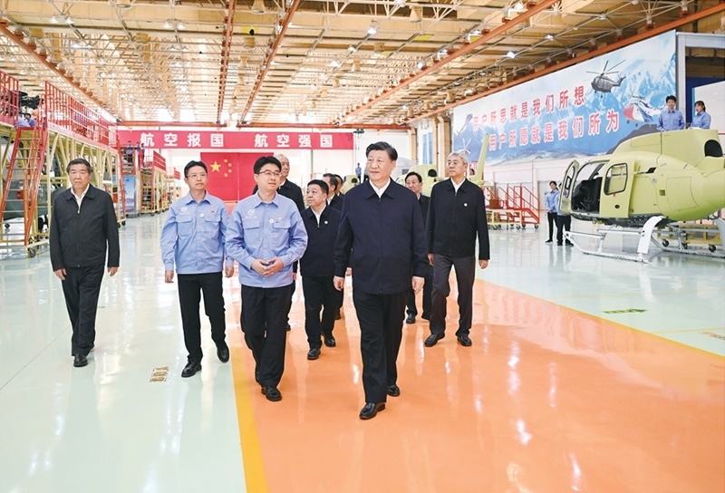 2023年10月10日至13日，中共中央總書記、國家主席、中央軍委主席習近平在江西考察。這是11日上午，習近平在景德鎮(zhèn)市昌河飛機工業(yè)（集團）有限公司考察。 新華社記者 燕雁/攝
