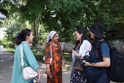 人民日報記者和塔方記者在進(jìn)行交流。顏歡攝