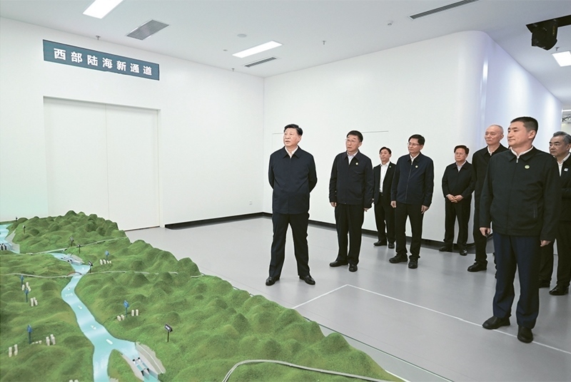 2023年12月14日至15日，中共中央總書記、國家主席、中央軍委主席習近平在廣西考察。這是14日上午，習近平在南寧市考察中國—東盟信息港股份有限公司，結(jié)合平陸運河沙盤聽取西部陸海新通道骨干工程建設匯報。 新華社記者 謝環(huán)馳/攝