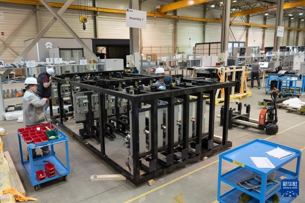 2024年1月26日，在匈牙利比奧托爾巴吉，員工在蔚來能源歐洲工廠工作。新華社發(fā)（弗爾季·奧蒂洛 攝）