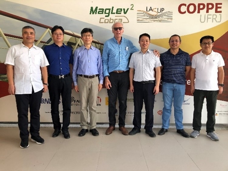 實驗室建設(shè)團隊主要負(fù)責(zé)人與巴西里約熱內(nèi)盧聯(lián)邦大學(xué)交流。西南交通大學(xué)供圖