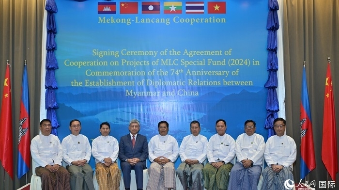 中國駐緬甸大使陳海（左四）與緬方執(zhí)行部委部長合影。人民網(wǎng)記者 謝佳君攝