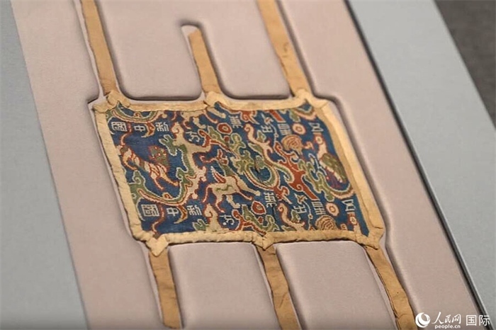 “五星出東方利中國”織錦護臂。人民網(wǎng)記者 張麗婭攝