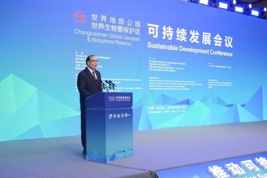  6月15日，聯(lián)合國教科文組織東亞地區(qū)辦事處主任夏澤翰在“長白山·世界地質(zhì)公園、世界生物圈保護區(qū)可持續(xù)發(fā)展會議”上做主旨演講。新華社發(fā)