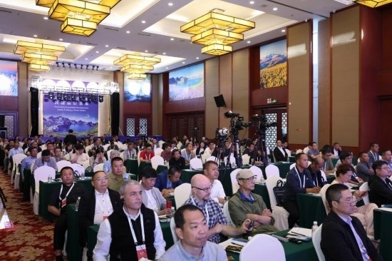  6月15日，“長白山·世界地質(zhì)公園、世界生物圈保護區(qū)可持續(xù)發(fā)展會議”現(xiàn)場。新華社發(fā)