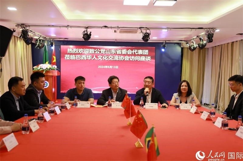 巴西華人文化交流協(xié)會主席上官劍鋒在座談會上致辭。人民網(wǎng)記者 宋亦然攝