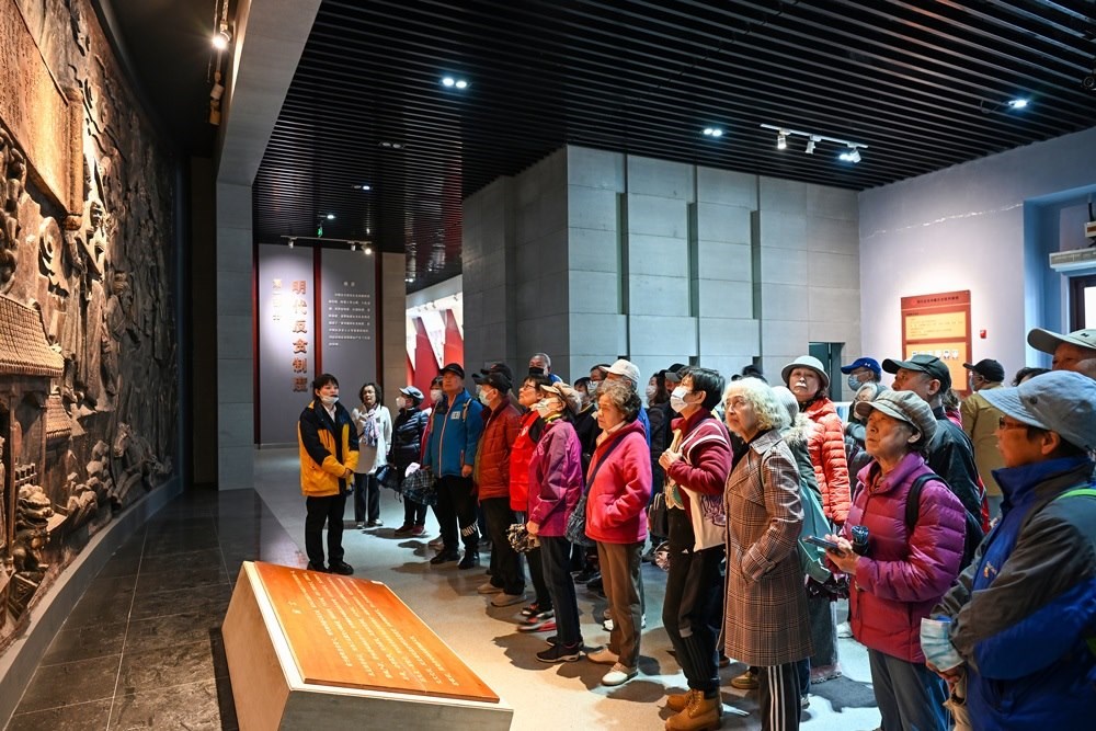 △ 2024年4月10日，北京朝陽(yáng)區(qū)安慧里社區(qū)黨委組織離退休黨員參觀“明鏡昭廉”明代反貪尚廉歷史文化園。